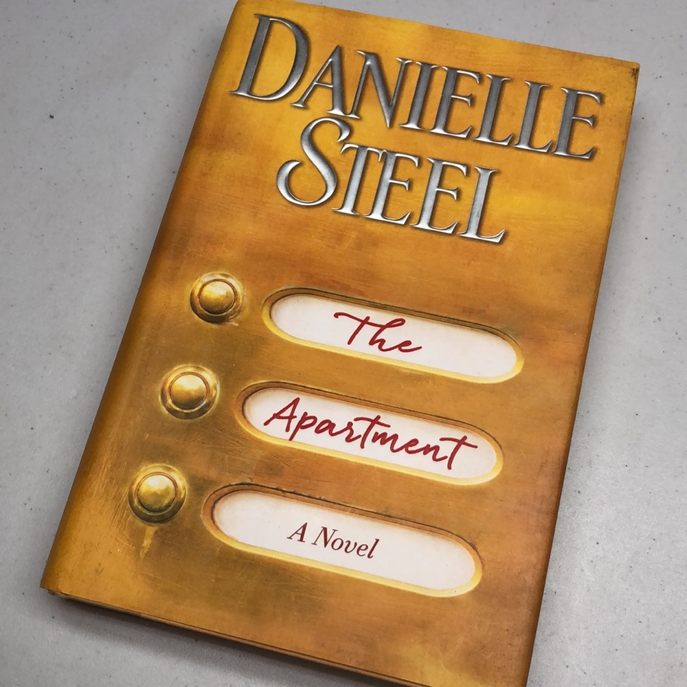 HARDCOVER FIRST EDITION NOVEL THE APARTMENT BY DANIELLE STEEL ⭐️